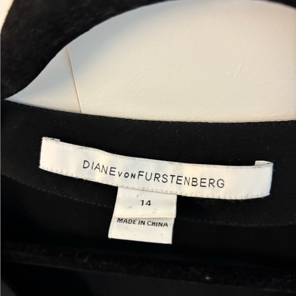 Diane Von Furstenberg Romper Womens Sz 14 Black Emerson V Neck Short Sleeve - Picture 4 of 4